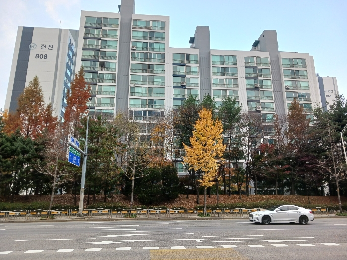 정든마을 8단지 807동 외부전경 (동측에서 촬영).