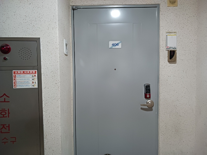 본건 406호 현관전경.