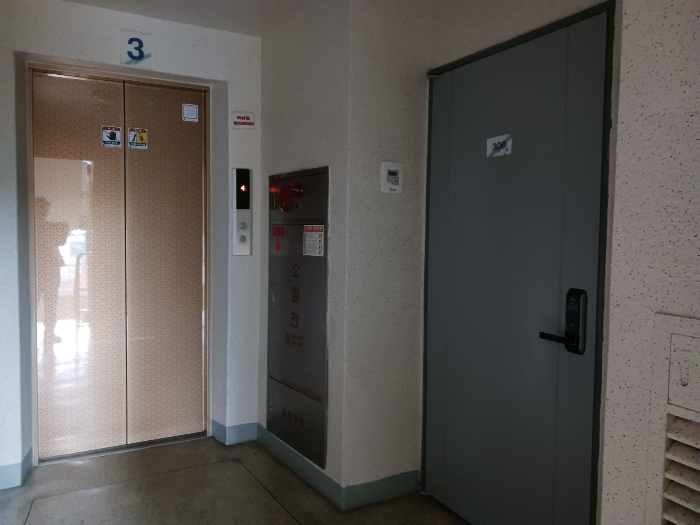 3층 306호 승강기 위치.