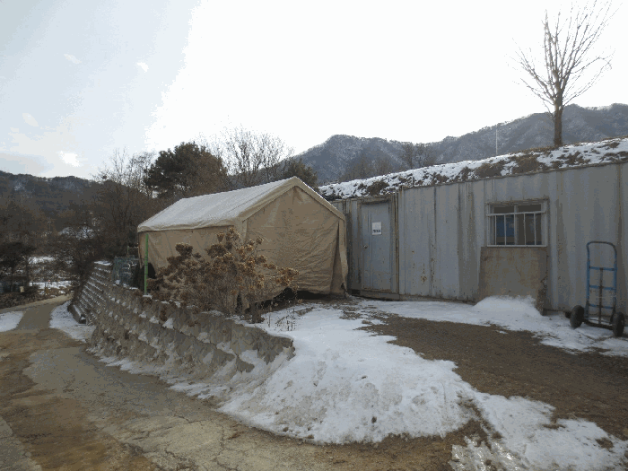 본건 지상의 이동이 용이한 컨테이너 박스 및 천박