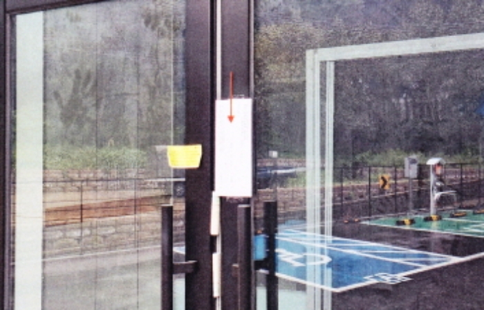 본 건(기호2번 건물 1층 출입문에 부착해 놓은 알림장)