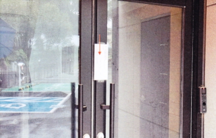 본 건(기호2번 건물 2층 출입문에 부착해 놓은 알림장)