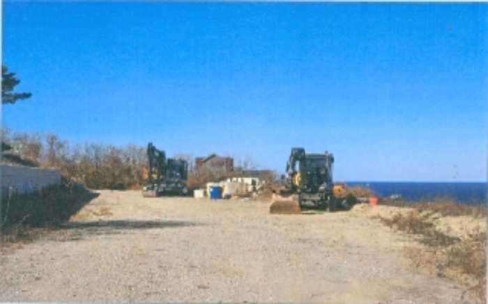 현장 점유중인 굴착기