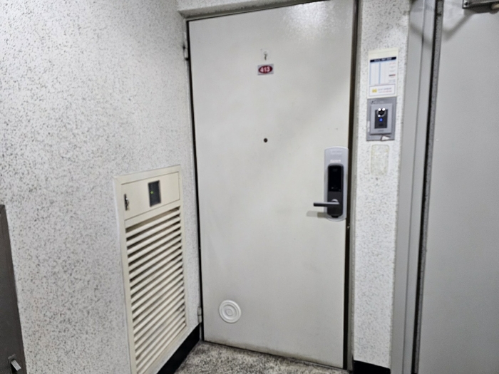 본건 현관 출입문