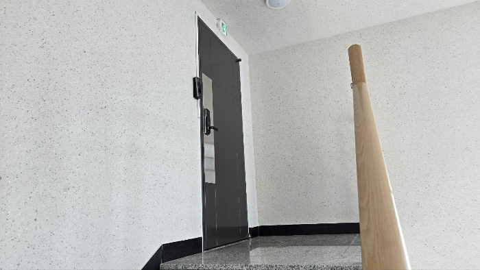 본건(3) 3층 출입문