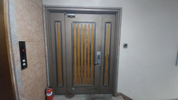 1층 102호 현관문