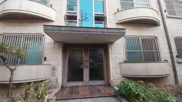 본건 1층 102호 들어가는 출입구