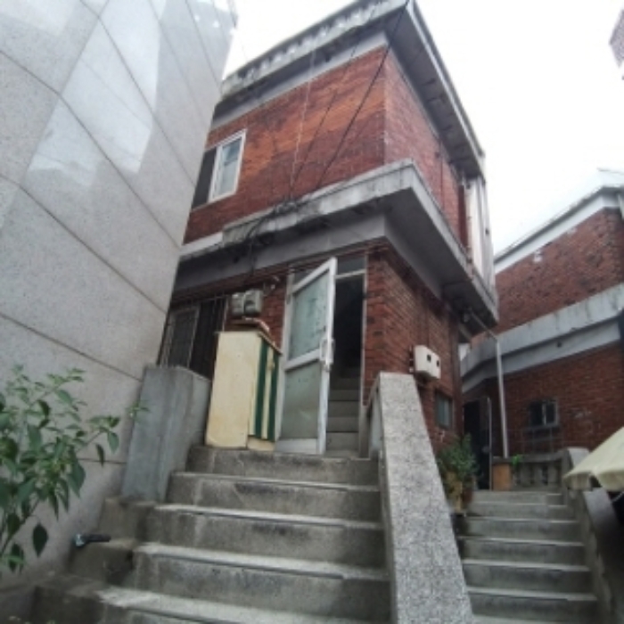 1층에서 2층으로 올라가는 계단