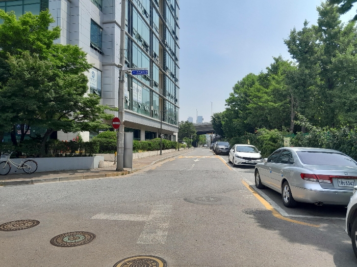 주위환경(남동측 도로변)