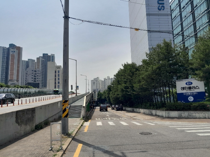 주위환경(북동측 도로변)