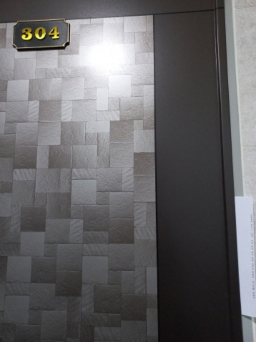 304호 세대출입문