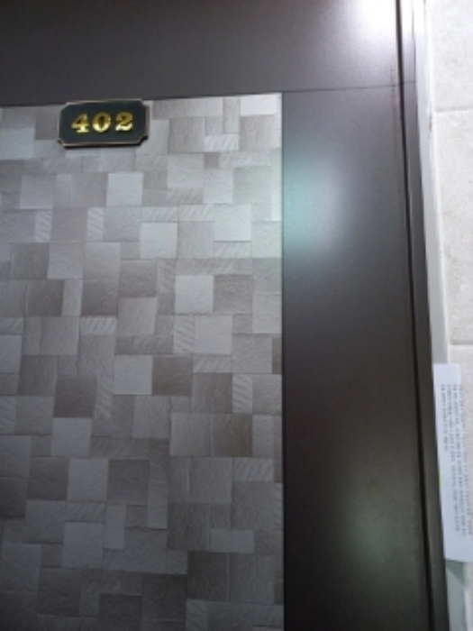 402호 세대출입문