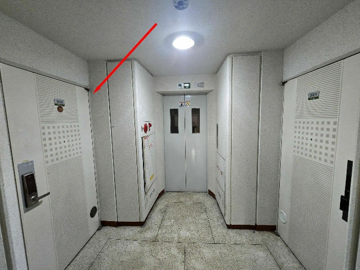 본건 복도 및 현관 전경