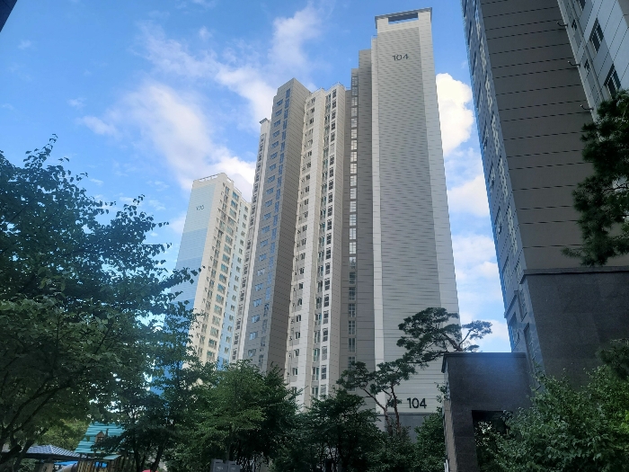 본건 속한 104동 전경