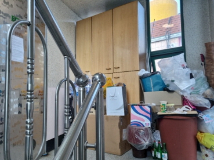 301호 출입문 앞