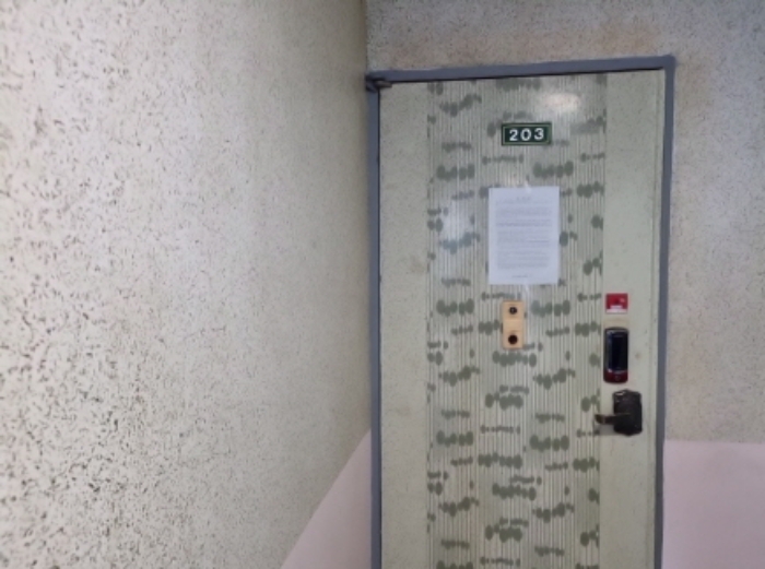 203호 출입문
