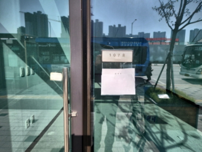 107호 출입구