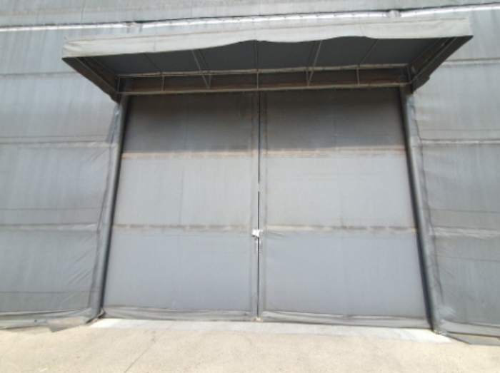 문 틈에 안내문을 끼워 둠(1) 