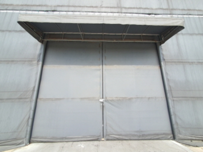 문 틈에 안내문을 끼워 둠(2) 