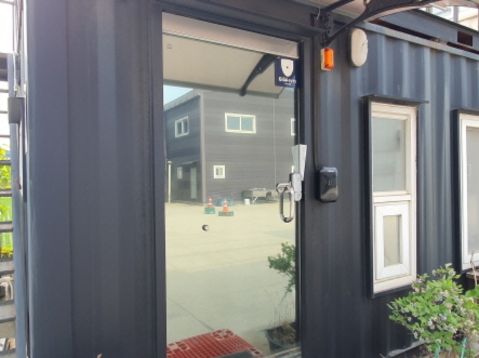 문 틈에 안내문을 끼워 둠(3) 