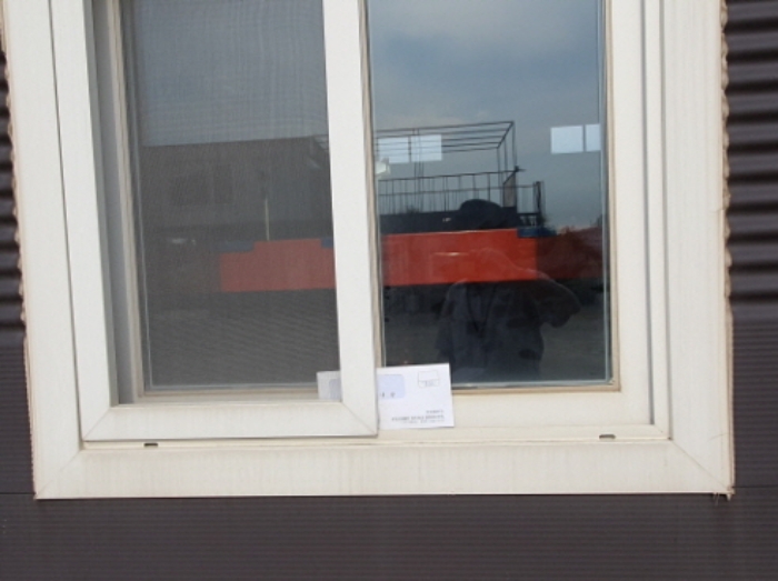 문 틈에 안내문을 끼워 둠(4) 