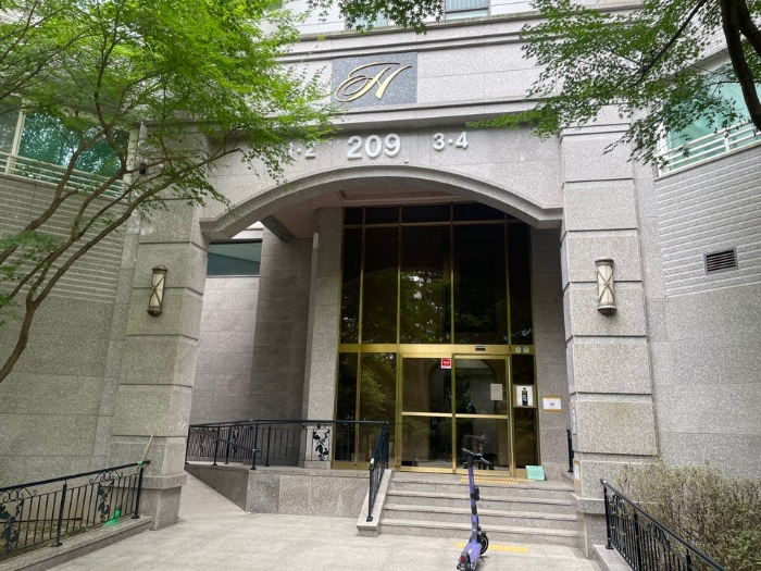 본건 1층 출입문전경