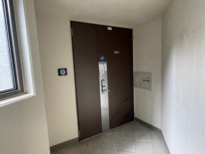 본건 출입문전경