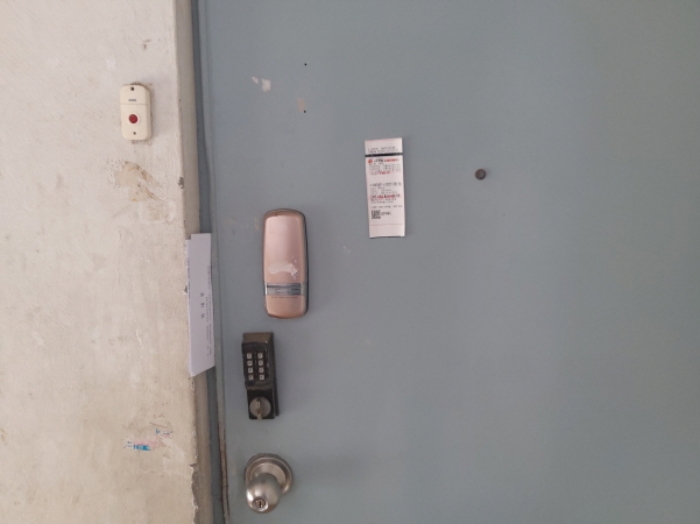 * 본건 목적물 206호 현관문 전경