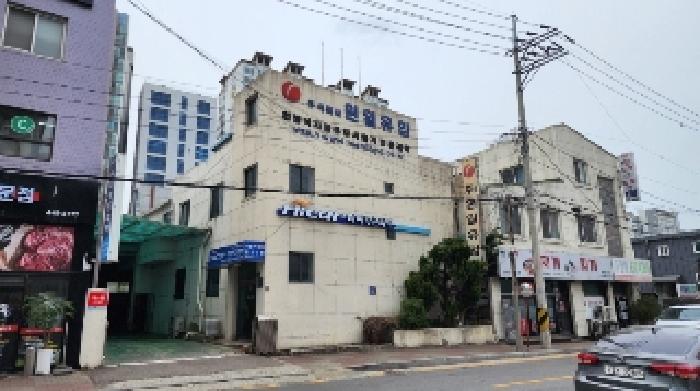 건물 전경(도로변에서 본 전경)