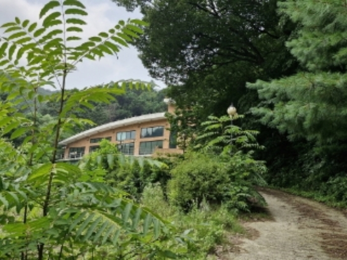 건물 전경 (진입로)