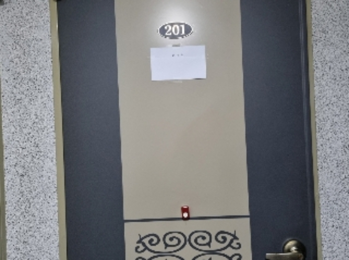 목록 2. 건물 2층 201호 출입문(안내문)