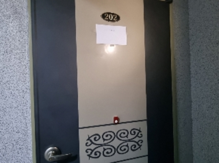 목록 2. 건물 2층 202호 출입문(안내문)