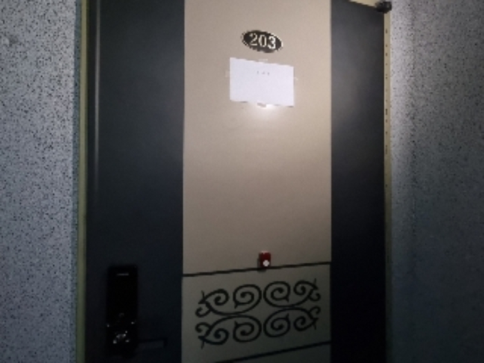 목록 2. 건물 2층 203호 출입문(안내문)