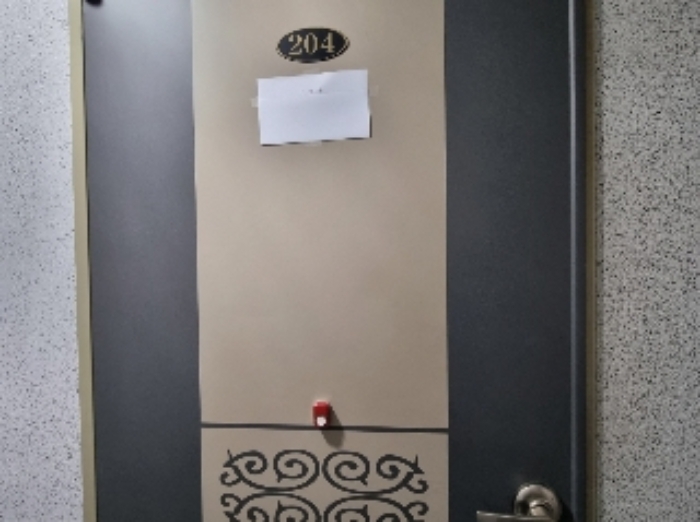 목록 2. 건물 2층 204호 출입문(안내문)
