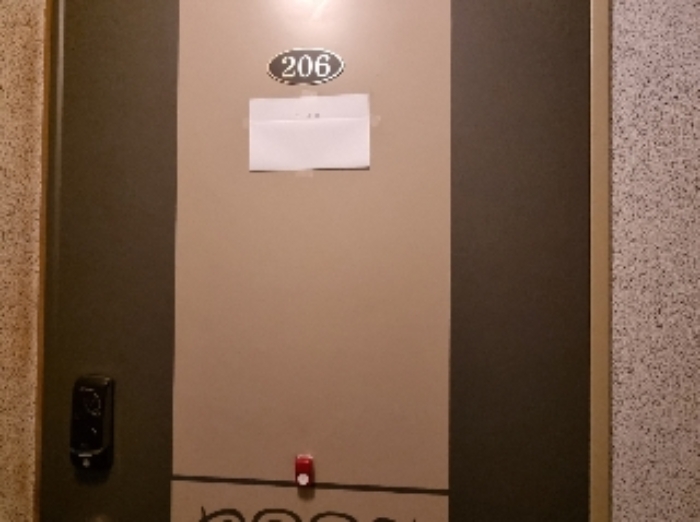 목록 2. 건물 2층 206호 출입문(안내문)