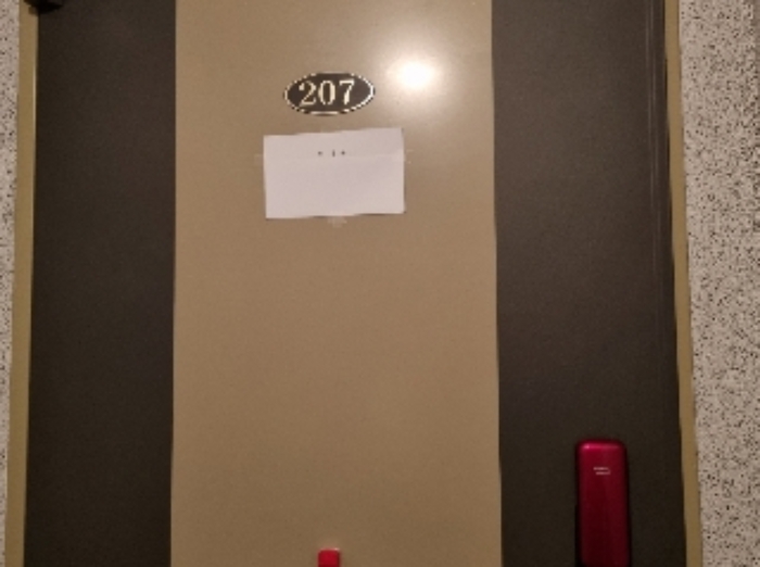 목록 2. 건물 2층 207호 출입문(안내문)