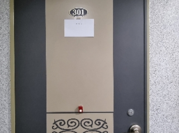 목록 2. 건물 3층 301호 출입문(안내문)