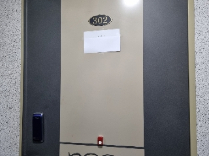 목록 2. 건물 3층 302호 출입문(안내문)