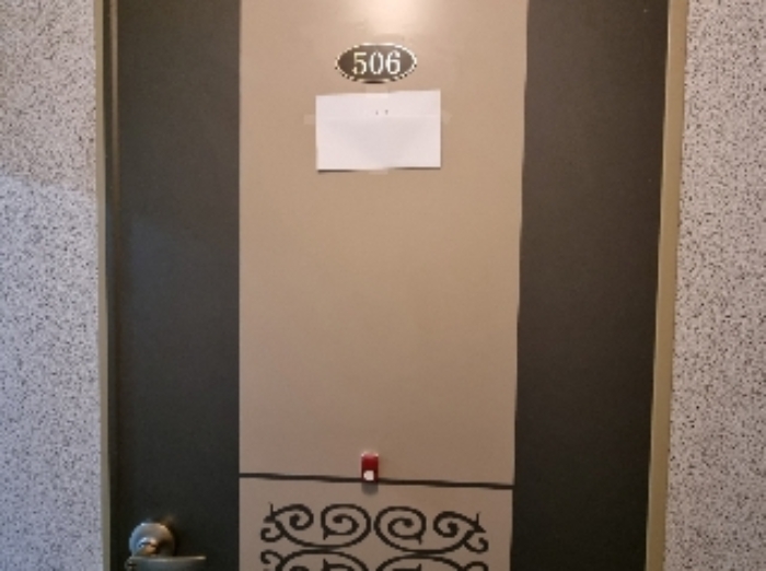 목록 2. 건물 5층 506호 출입문(안내문)