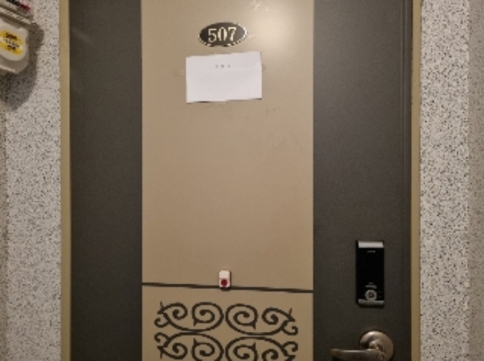 목록 2. 건물 5층 507호 출입문(안내문)