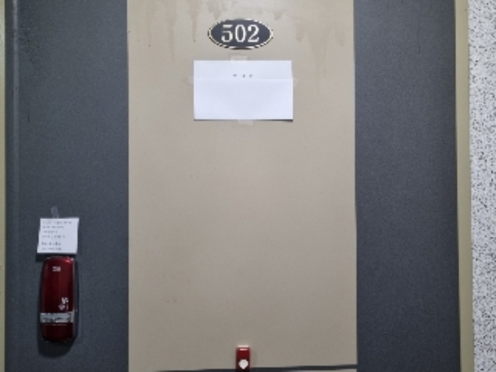 목록 2. 건물 5층 502호 출입문(안내문)