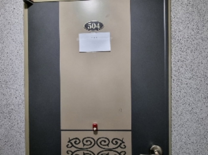 목록 2. 건물 5층 504호 출입문(안내문)