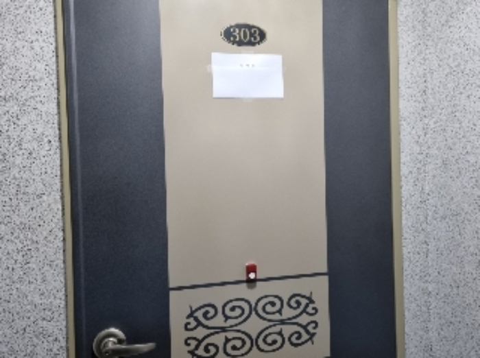 목록 2. 건물 3층 303호 출입문(안내문)