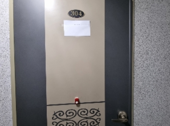 목록 2. 건물 3층 304호 출입문(안내문)