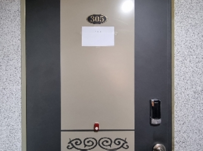 목록 2. 건물 3층 305호 출입문(안내문)