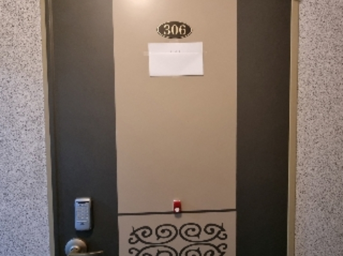 목록 2. 건물 3층 306호 출입문(안내문)