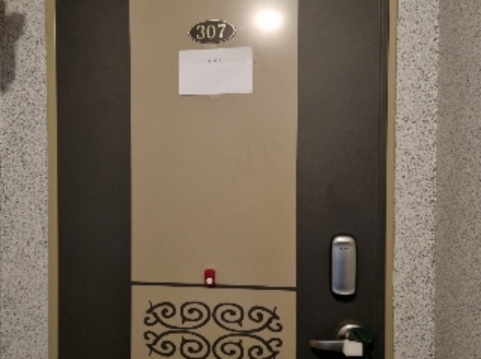 목록 2. 건물 3층 307호 출입문(안내문)