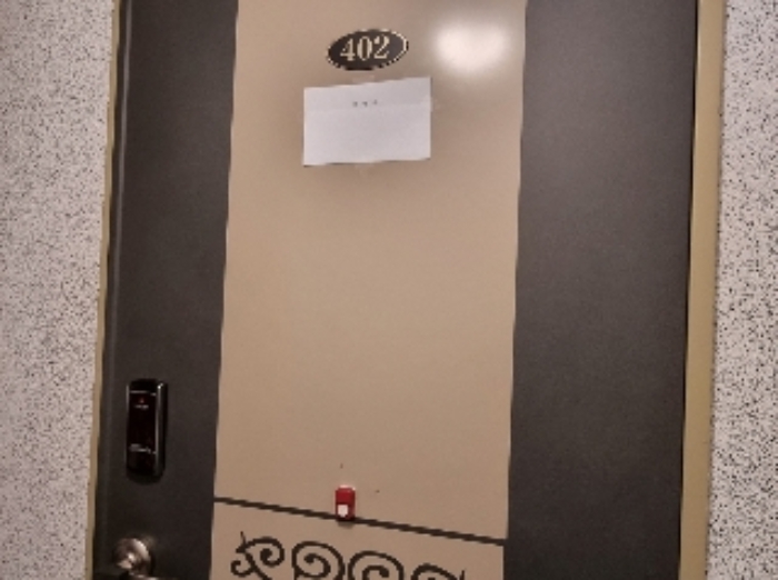 목록 2. 건물 4층 402호 출입문(안내문)