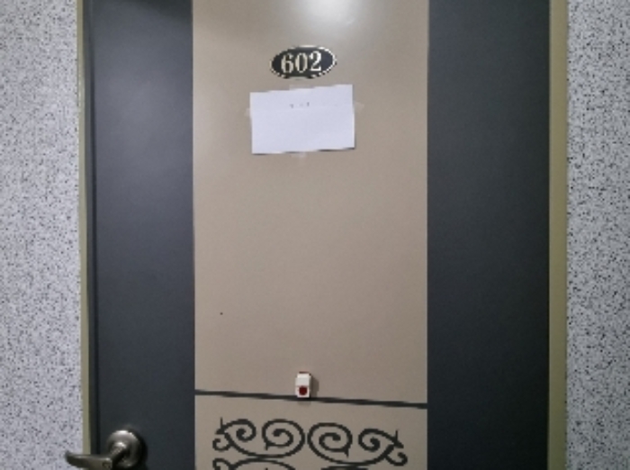 목록 2. 건물 6층 602호 출입문(안내문)