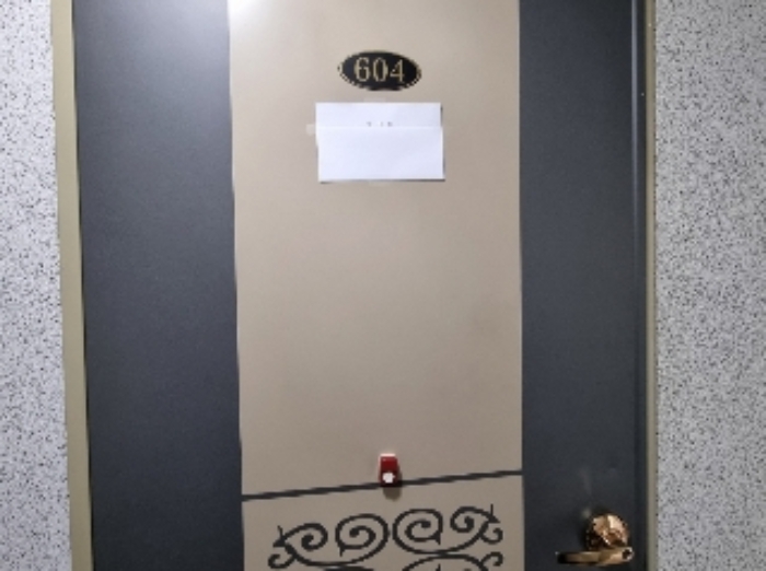목록 2. 건물 6층 604호 출입문(안내문)